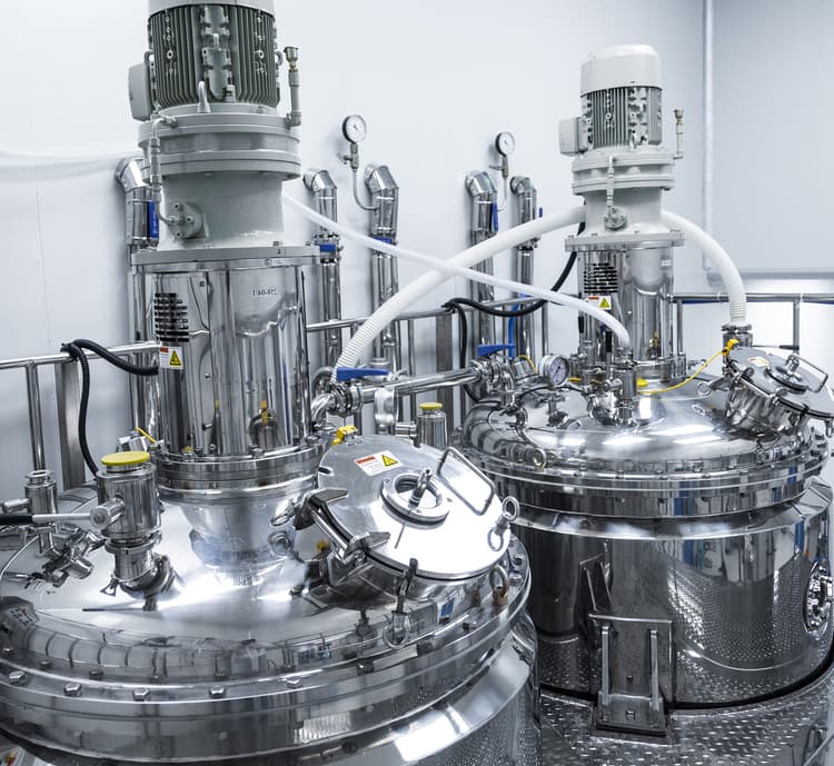 Main tenant un tube de crème